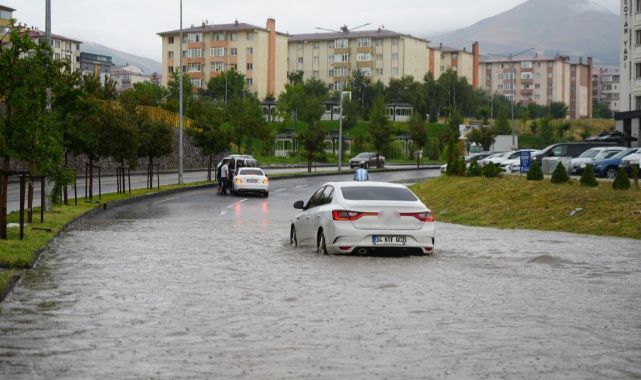 Erzurum'da yağış trafiği felç etti