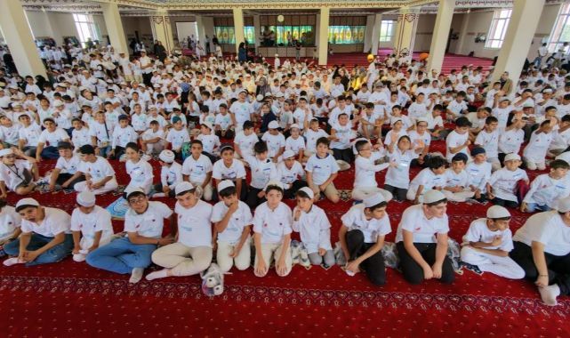 Erzurum'da yüzlerce öğrenci camide buluştu