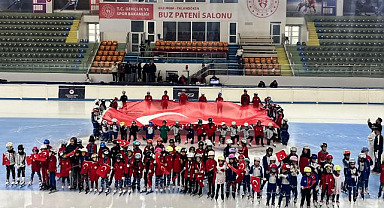 Erzurum'da Zafer Bayramı coşkusu buz üstüne taşındı