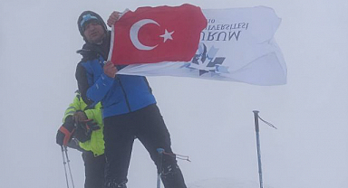 ETÜ bayrağı Ağrı Dağı'nın zirvesinde dalgalandı