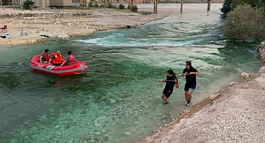 Fırat Nehri'nde mahsur kaldılar! 