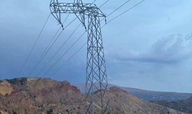Fırtına 8 köyü elektriksiz bıraktı