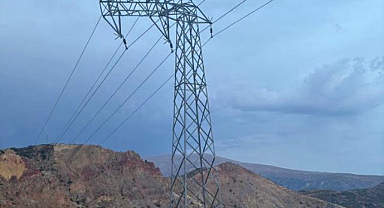 Fırtına 8 köyü elektriksiz bıraktı