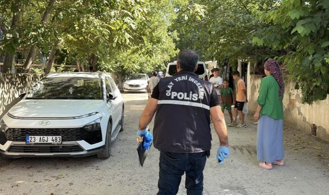 Genç adama bina önünde silahlı saldırı!