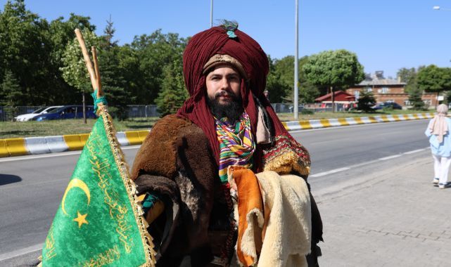 Giydiği Selçuklu kıyafetiyle Konya’dan Ahlat’a geldi
