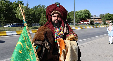 Giydiği Selçuklu kıyafetiyle Konya’dan Ahlat’a geldi