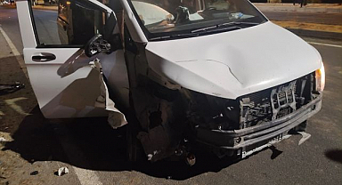 Hafif ticari araç ile motosiklet çarpıştı
