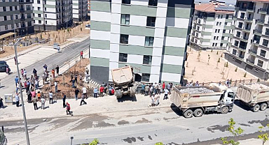 Hafriyat kamyonu bahçe duvarına çarptı!
