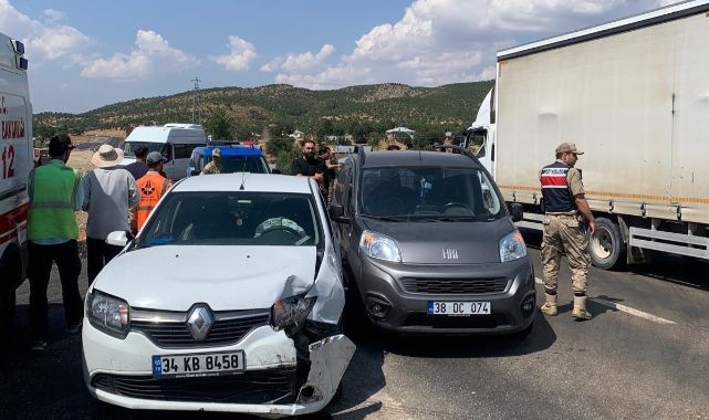 İki araç birbirine girdi! Ortalık savaş alanına döndü