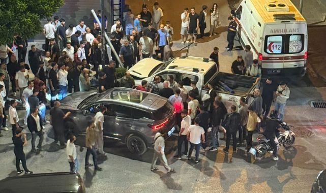 İki araç birbirine girdi! Ortalık savaş alanına döndü