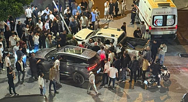 İki araç birbirine girdi! Ortalık savaş alanına döndü