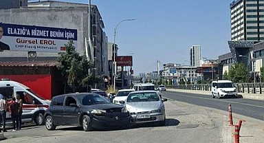 İki otomobil çarpıştı: 1 yaralı