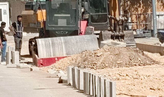 İnşaatta korkutan kaza! Silindir işçiye çarptı