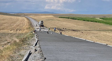 Köy yolları betonla buluşuyor