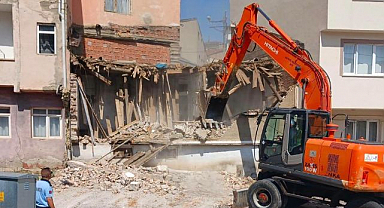 Metruk binalar yıkılıyor