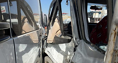 Minibüs ile kamyonet çarpıştı: Çok sayıda yaralı var