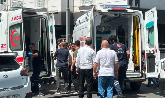 Motosiklet ile iki otomobil çarpıştı