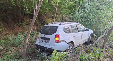 Otomobil bahçeye uçtu: 2 yaralı
