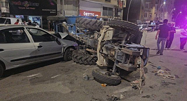 Otomobil ile traktör çarpıştı! Ortalık savaş alanına döndü