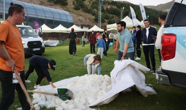 Palandöken'de ağustos ayında kar topu savaşı