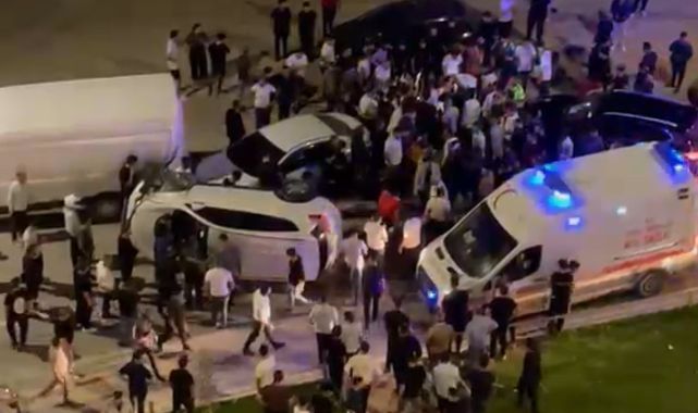 Park halindeki araçlara çarptı! 2’si çocuk 4 kişi yaralandı...