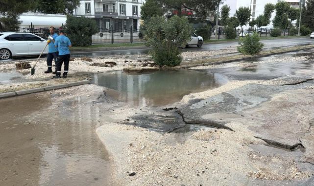  Patlayan su hattı yolu çökertti