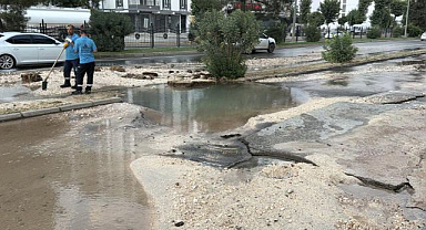  Patlayan su hattı yolu çökertti