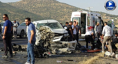Pikap ile hafif ticari araç çarpıştı!