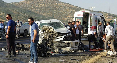Pikap ile hafif ticari araç çarpıştı!