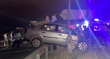 Refüje çarpan otomobilde can verdi!