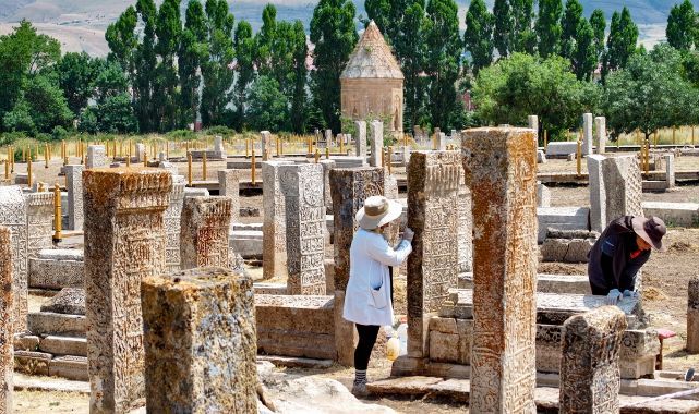 Selçuklu Mezarlığı'ndaki taşlar cerrahi titizlikle temizleniyor