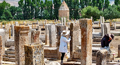 Selçuklu Mezarlığı'ndaki taşlar cerrahi titizlikle temizleniyor