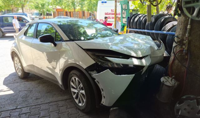 Seyir halindeki otomobil yayaya çarptı!