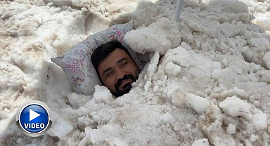 Sıcaktan kaçıp kara gömüldü!