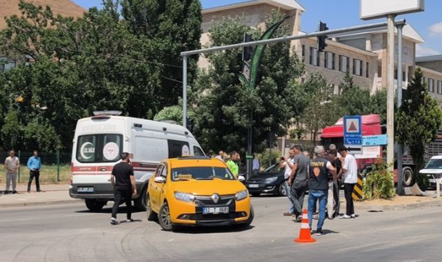 Taksi ile otomobil birbirine girdi! Ekipler yardıma koştu