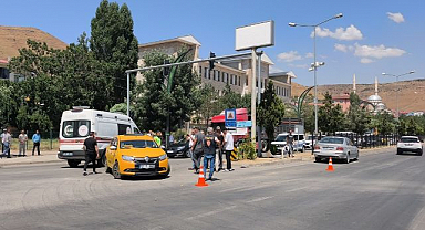 Taksi ile otomobil birbirine girdi! Ekipler yardıma koştu
