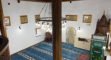 Tarihi cami hat eserleriyle donatıldı