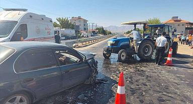 Traktör ile otomobil çarpıştı! Yaralılar için seferber oldular