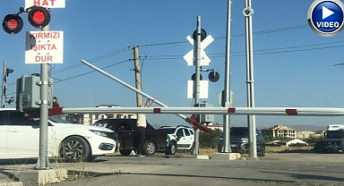 Tren yolunda kazaya davetiye çıkartan anlar!