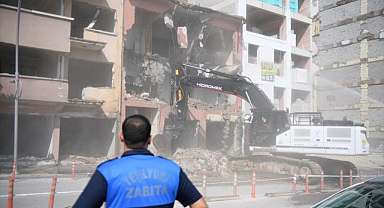 Üç katlı metruk yapı yıkıldı