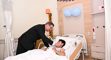 Vali Baruş'tan hastanede anlamlı ziyaret