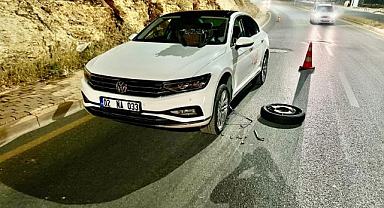 Yoldaki çukur sürücüleri çileden çıkardı! Çok sayıda aracın lastiği patladı