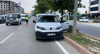 Yolun karşısına geçerken araç çarptı! Bir anlık dalgınlık ağır yaraladı