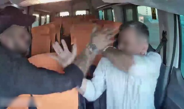 Yolunu kestikleri sürücüyü darbettiler!