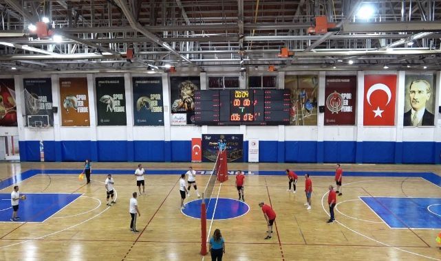 Ahilik Haftası'nda renkli maç: Protokol ve esnaf voleybolda buluştu