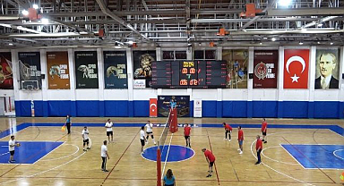 Ahilik Haftası'nda renkli maç: Protokol ve esnaf voleybolda buluştu