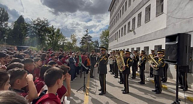 Askeri bandodan öğrencilere konser sürprizi