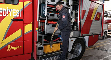 Babasının ve amcasının izinden gitti!  11 yıldır alevlere koşuyor