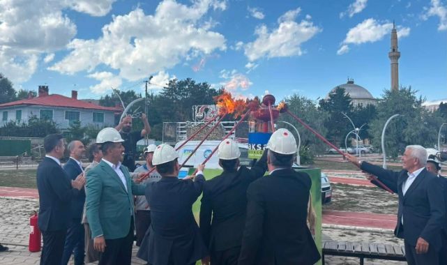 Beldede doğal gaz coşkusu! Meşale yakılarak hizmete açıldı