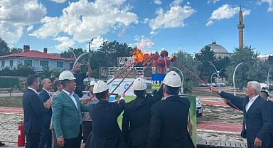 Beldede doğal gaz coşkusu! Meşale yakılarak hizmete açıldı